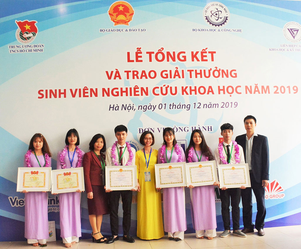 Sinh vien Truong Dai hoc Hung Vuong nhan giai thuong tai Le Tỏng két va trao giải thuỏng sinh vien nghien cúu khoa học toan quoc nam 2019