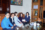 Truong Dai hoc Hung Vuong tham, tang qua cho cac ba me Viet Nam anh hung nhan ngay 22/12 (Dai PT&TH Phu Tho dua tin)