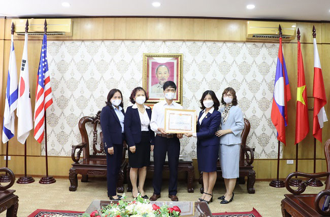 Truong DH Hung Vuong vinh du don nhan Bang khen cua Tong Giam doc Bao hiem xa hoi Viet Nam