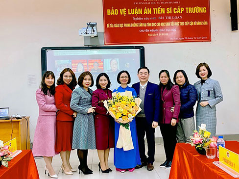 Trong cung ngay 02 NCS Truong Dai hoc Hung Vuong bao ve thanh cong Luan an Tien si (ngay 28/12/2021)