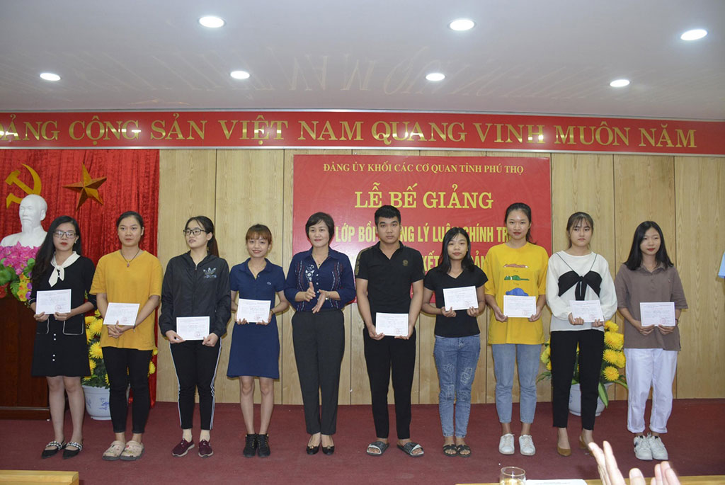 Be giang lop boi duong li luan chinh tri danh cho doi tuong ket nap Dang (khoa 74)