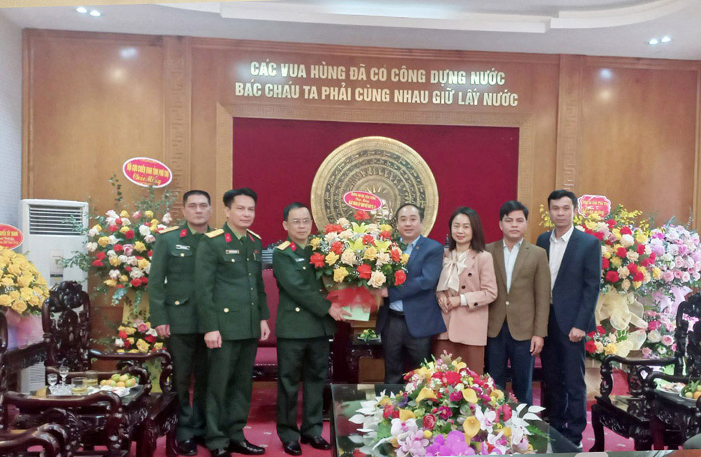 Cac hoat dong ky niem 77 nam ngay thanh lap Quan doi nhan dan Viet Nam va 32 nam Ngay hoi quoc phong toan dan cua Truong DH Hung Vuong