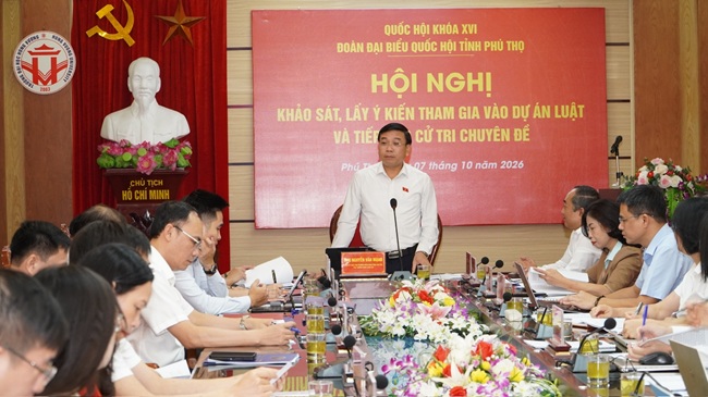 Doan Dai bieu Quoc hoi khoa XVI tinh Phu Tho to chuc Hoi nghi khao sat lay y kien tham gia vao du an luat va tiep xuc cu tri chuyen de tai Truong Dai hoc Hung Vuong