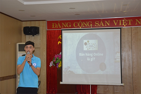 Khoa Kinh te va QTKD to chuc Hoi nghi bao cao chuyen de “Thuong mai dien tu va van de bao ve quyen loi nguoi tieu dung Viet Nam”