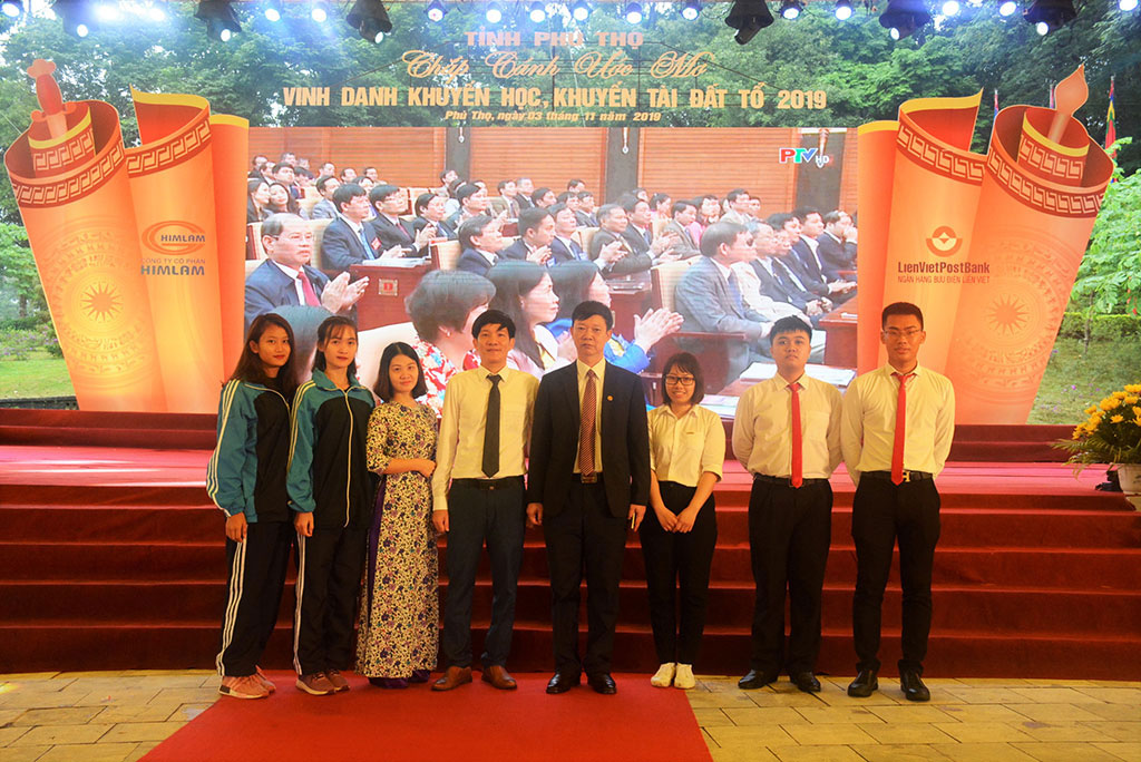 Truong Dai hoc Hung Vuong du Le bao cong cac Vua Hung va chuong trinh Chap canh uoc mo - Vinh danh Khuyen hoc, Khuyen tai dat To nam 2019 tai Khu di tich lich su Quoc gia Den Hung