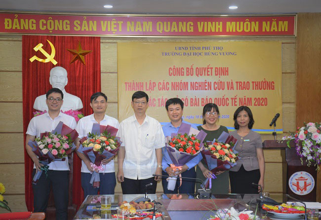 Hoi nghi Cong bo quyet dinh thanh lap cac Nhom nghien cuu va trao thuong cho cac tac gia co bai bao quoc te nam 2020