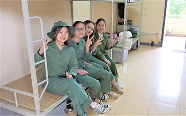 Ngay dau nhap ngu lam “CHIEN SI” cua sinh vien Truong DH Cong nghiep Viet Tri tai Trung tam GD QP&AN Truong DH Hung Vuong 