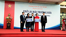 Truong Dai hoc Hung Vuong va So Giao duc va Dao tao Phu Tho tham va tang qua cac truong Tieu hoc tren dia ban huyen Cam Khe