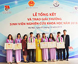 Sinh vien Truong Dai hoc Hung Vuong nhan giai thuong tai Le Tỏng két va trao giải thuỏng sinh vien nghien cúu khoa học toan quoc nam 2019