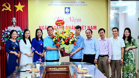 Truong Dai hoc Hung Vuong tang hoa chuc mung Ngay Doanh nhan Viet Nam (13/10)