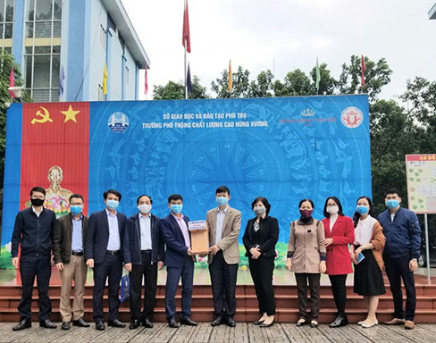 Truong Dai hoc Hung Vuong trao tang may phun dung dich sat khuan tu dong cho cac truong Trung hoc Pho thong