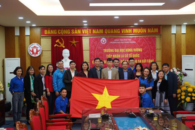 Truong Dai hoc Hung Vuong tiep nhan la co To quoc cua can bo, chien si dao Truong Sa gui tang