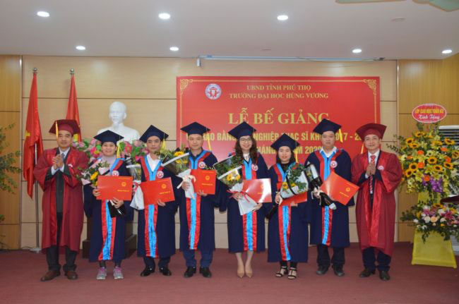 Truong Dai hoc Hung Vuong to chuc Le Be giang va trao bang tot nghiep Thac si khoa 2 dot thang 1, nam 2020  
