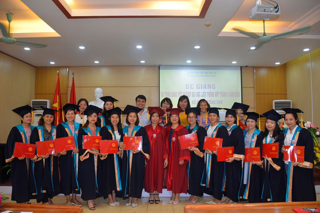 Truong Dai hoc Hung Vuong to chuc be giang va trao bang tot nghiep DHLT (dot thang 6/2020)