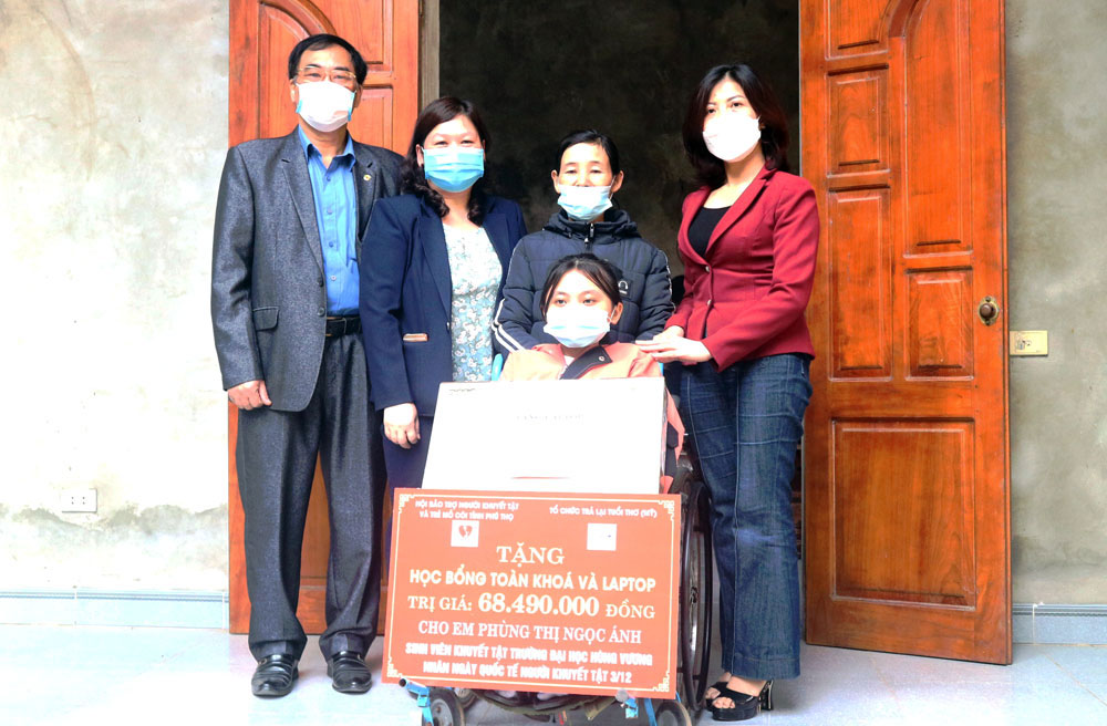 Trao hoc bong va may tinh cho sinh vien khuyet tat vuot kho hoc gioi