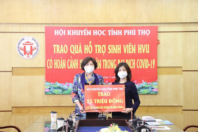 Hoi Khuyen hoc tinh Phu Tho trao tang 25 trieu dong cho 50 sinh vien HVU co hoan canh kho khan do anh huong cua dich Covid-19