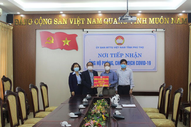 Truong DH Hung Vuong trao 91.750.000d ung ho phong, chong dich COVID-19 (lan 2) nam 2021 cho Uy ban Mat tran To quoc Viet Nam tinh Phu Tho (lan 1: 103.500.000d, Tong hai lan gan 200 trieu dong)