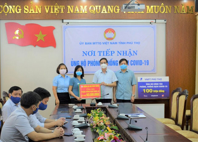 Truong Dai hoc Hung Vuong trao 103.500.000d ung ho phong, chong dich COVID-19 cho Uy ban Mat tran To quoc Viet Nam tinh Phu Tho  