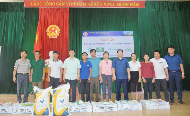 Truong Dai hoc Hung Vuong dong hanh cung nong dan xa Thach Kiet huyen Tan Son trong phat trien kinh te dia phuong