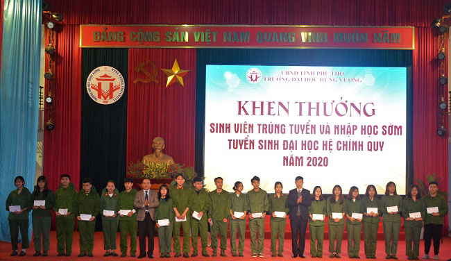 Truong DH Hung Vuong trao thuong 100 phan qua y nghia cho cac sinh vien trung tuyen va nhap hoc som trong ky tuyen sinh dai hoc he chinh quy nam 2020