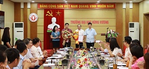 Truong Dai hoc Hung Vuong trao Quyet dinh chuan y Pho Bi thu Dang uy va Uy vien Ban Thuong vu Dang uy cua Dang bo Truong Dai hoc Hung Vuong