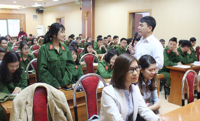 Truong Dai hoc Hung Vuong phoi hop voi Cuc Viec lam, Bo Lao dong - Thuong binh va Xa hoi to chuc Toa dam tu van, dinh huong nghe nghiep cho sinh vien