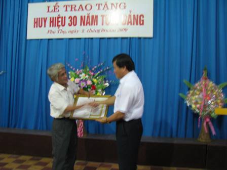Le trao huy hieu 30 nam tuoi Dang