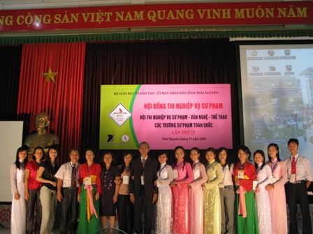 Tham du Hoi thi Nghiep vu su pham - van nghe - the thao cac truong su pham toan quoc lan thu IV - 2009